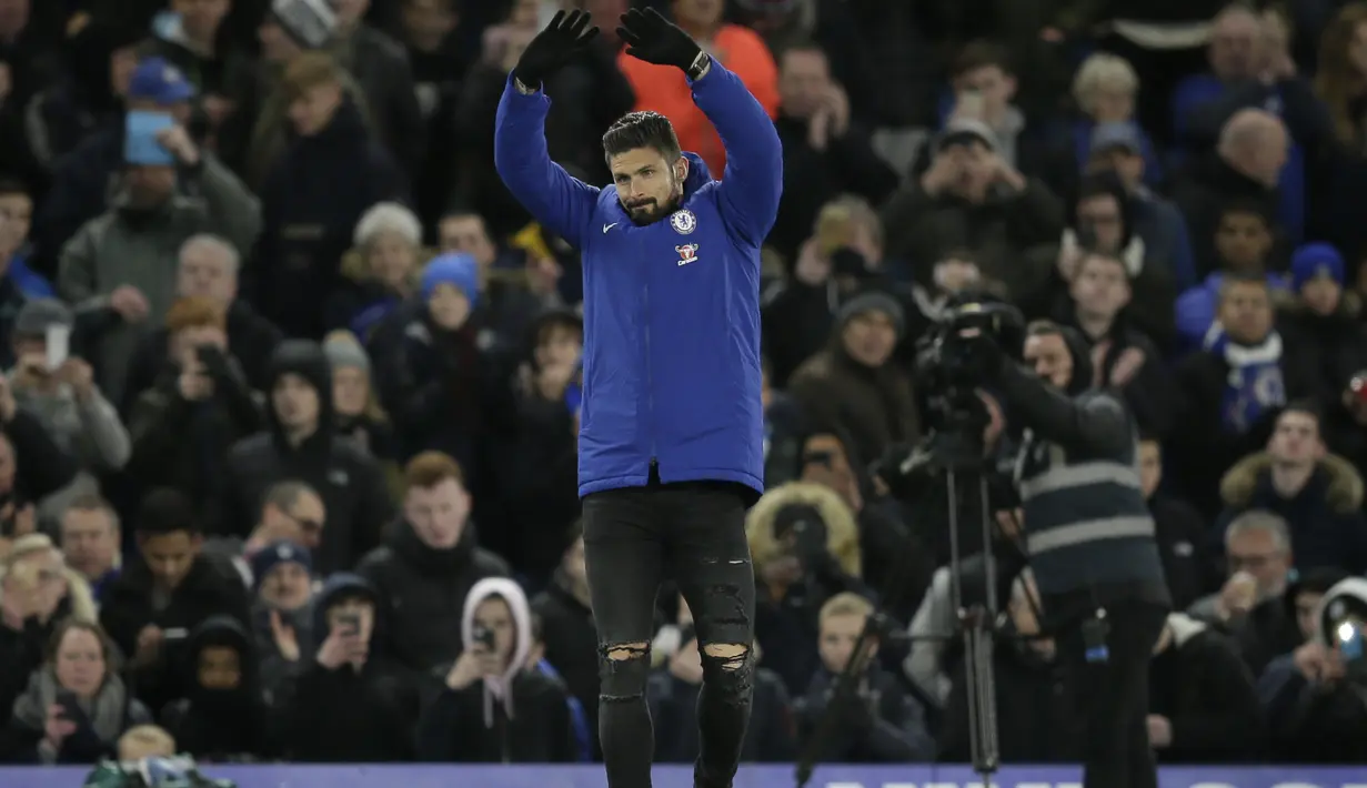 Diam-diam Olivier Giroud sudah mengenakan jaket The Blues di Stamford Bridge setelah didatangkan dari Arsenal dengan banderol sekitar 18 juta pound sterling. (AP/Tim Ireland)