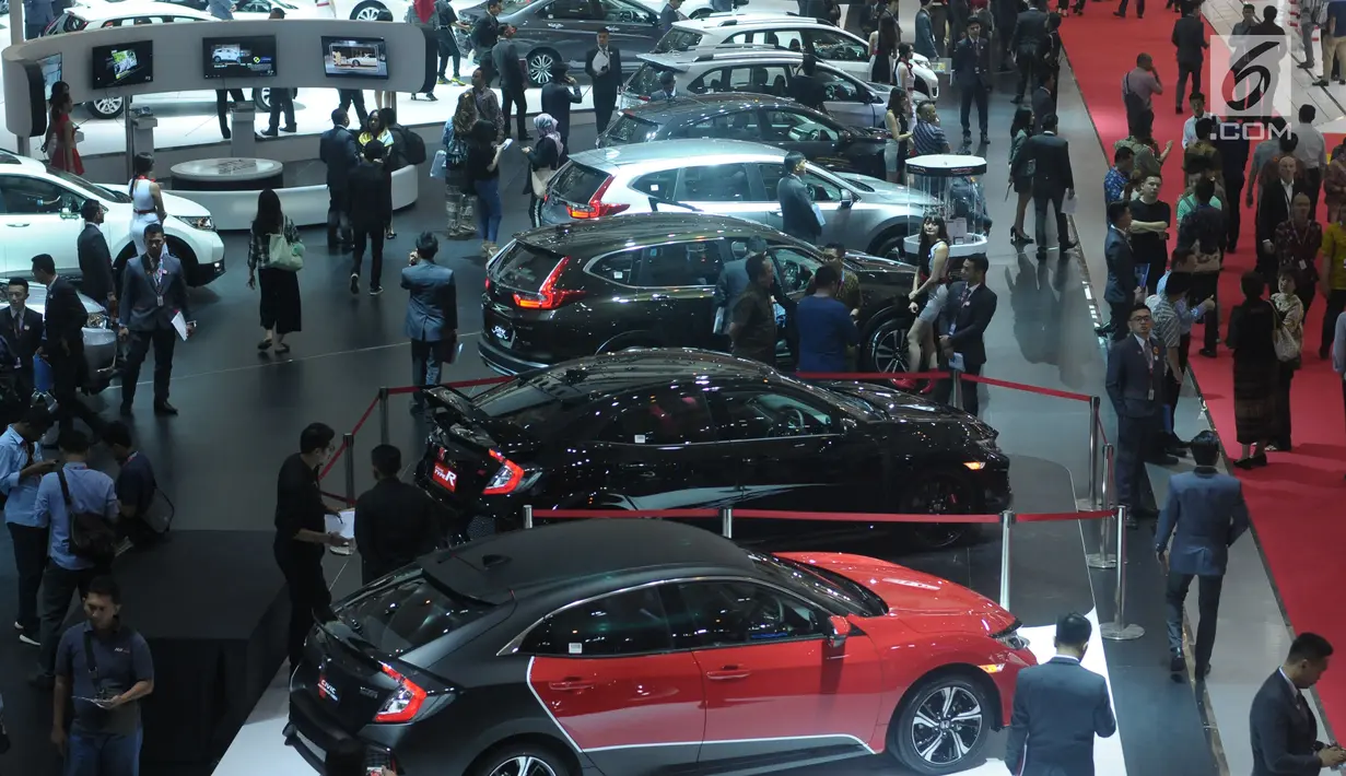 Pengunjung memadati salah satu stand kendaraan yang dipamerkan pada Indonesia International Motor Show 2018 di JIExpo, Jakarta, Kamis (19/4). IIMS 2018 diselenggarakan hingga 29 April mendatang. (Liputan6.com/Helmi Fithriansyah)