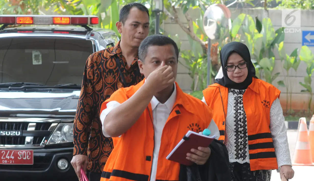Tersangka Bupati Mojokerto nonaktif Mustofa Kamal Pasa (kiri) dan Wakil Ketua Komisi VII DPR Eni Maulani Saragih (kanan) tiba di Gedung KPK, Jakarta, Jumat (27/7). Mustofa dan Eni kembali diperiksa KPK terkait dugaan korupsi. (Merdeka.com/Dwi Narwoko)