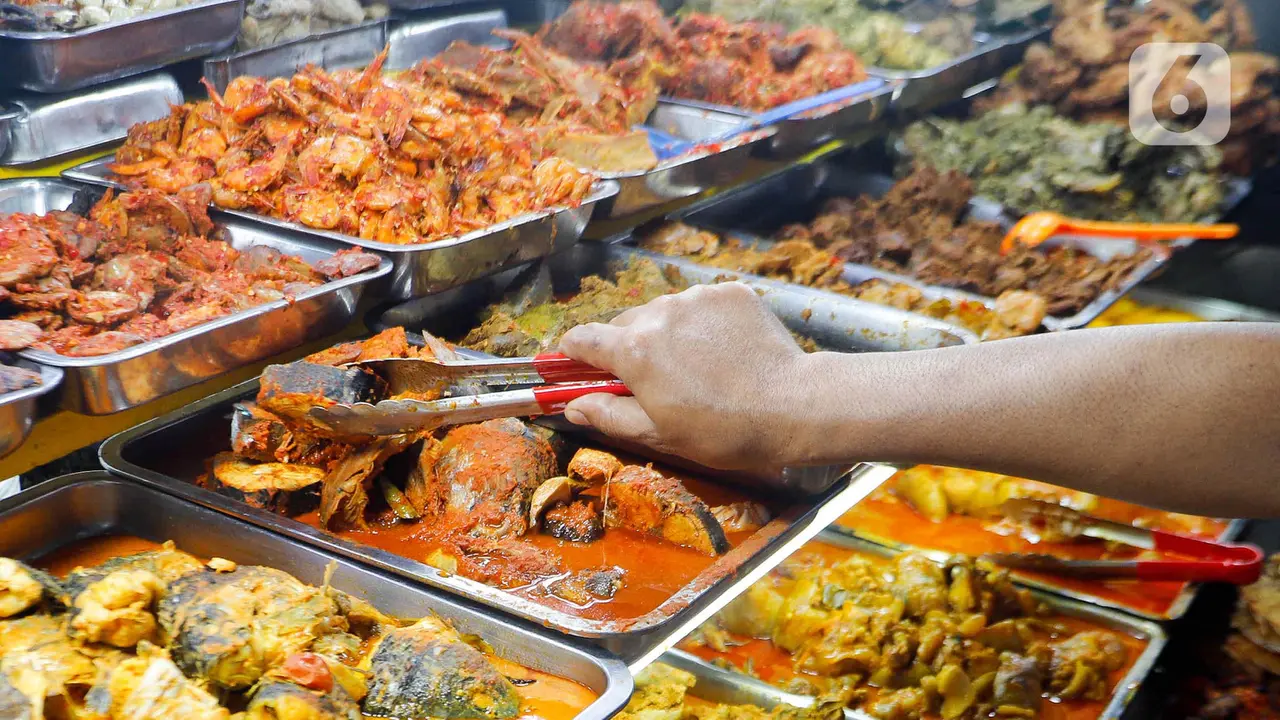 Menikmati Ragam Makanan Khas Sumatera Barat di Sentra Kuliner Nasi Kapau