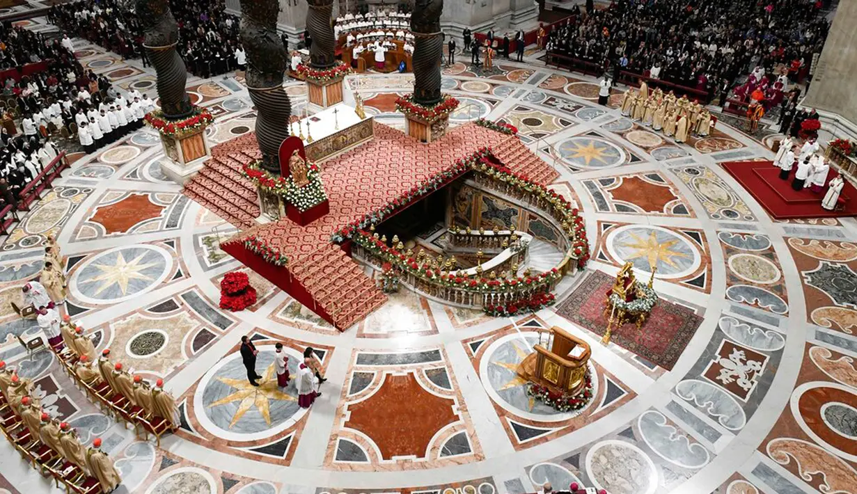 Paus Fransiskus memimpin Misa Malam Natal di Basilika Santo Petrus, Vatikan, 24 Desember 2022. Sejumlah media dunia menyiarkan misa itu langsung dari Vatikan, tempat Paus Fransiskus memimpin Misa Malam Natal dari Basilika Santo Petrus. (Vatican Media via AP)