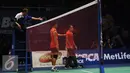 Tontowi Ahmad (tengah) menenangkan Richard Mainaky usai melakukan protes saat BCA Indonesia Open 2016, Jakarta, Kamis (2/6/2016). Tontowi/Liliyana kalah 19-21, 17-21 dari pasangan Denmark, Kim Astrup/Line Kjaersfeldt (Liputan6.com/Helmi Fithriansyah)