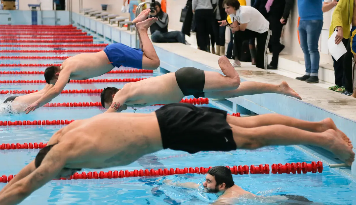 Seorang prajurit yang memiliki kaki satu berenang saat mengikuti tes untuk turnamen Invictus Games Ukraine di Kiev, Ukraina (28/1). Mereka adalah prajurit korban perang konflik dengan separatis pro Rusia di Ukraina Timur. (AP Photo/Efrem Lukatsky)