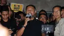 Wakil Ketua KPK, Bambang Widjojanto kembali ke gedung KPK Jakarta, Sabtu dini hari (24/1/2015). Tampak, Bambang Widjojanto memberikan beberapa pernyataan di depan gedung KPK Jakarta. (Liputan6.com/Helmi Fithriansyah)