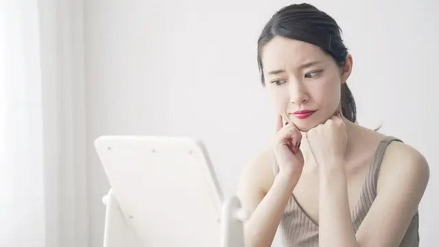 Ilustrasi merasa gundah bingung berpikir