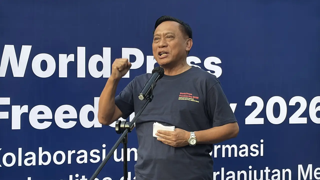 Perwakilan Forum Organisasi Penyiaran Indonesia (FOPI), Imam Sudjarwo, dalam peringatan Hari Kebebasan Pers Dunia 2026 yang digelar di kawasan Car Free Day (CFD) Jalan Jenderal Sudirman, Jakarta, Minggu (3/5/2026) (Liputan6.com/Ady Anugrahadi)