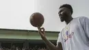 Pebasket Boston Celtics, Jaylen Brown, memainkan bola saat Junior NBA Indonesia di SMA 82, Jakarta, Kamis (26/7/2018). Junior NBA merupakan program pembinaan olahraga basket secara global. (Bola.com/Vitalis Yogi Trisna)