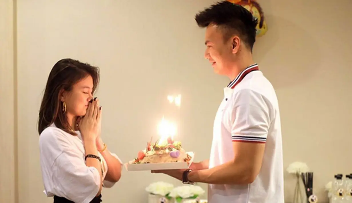 "Aku suka caramu menyentuhku, caramu memelukku, caramu mengungkapkan mimpi bersamaku, caramu memperhatikanku, cara kita saling dukung dan merencanakan masa depan, dan semuanya, Aku sangat mencintaimu!! Happy 10 monthsversary!❤️," lanjutnya. 