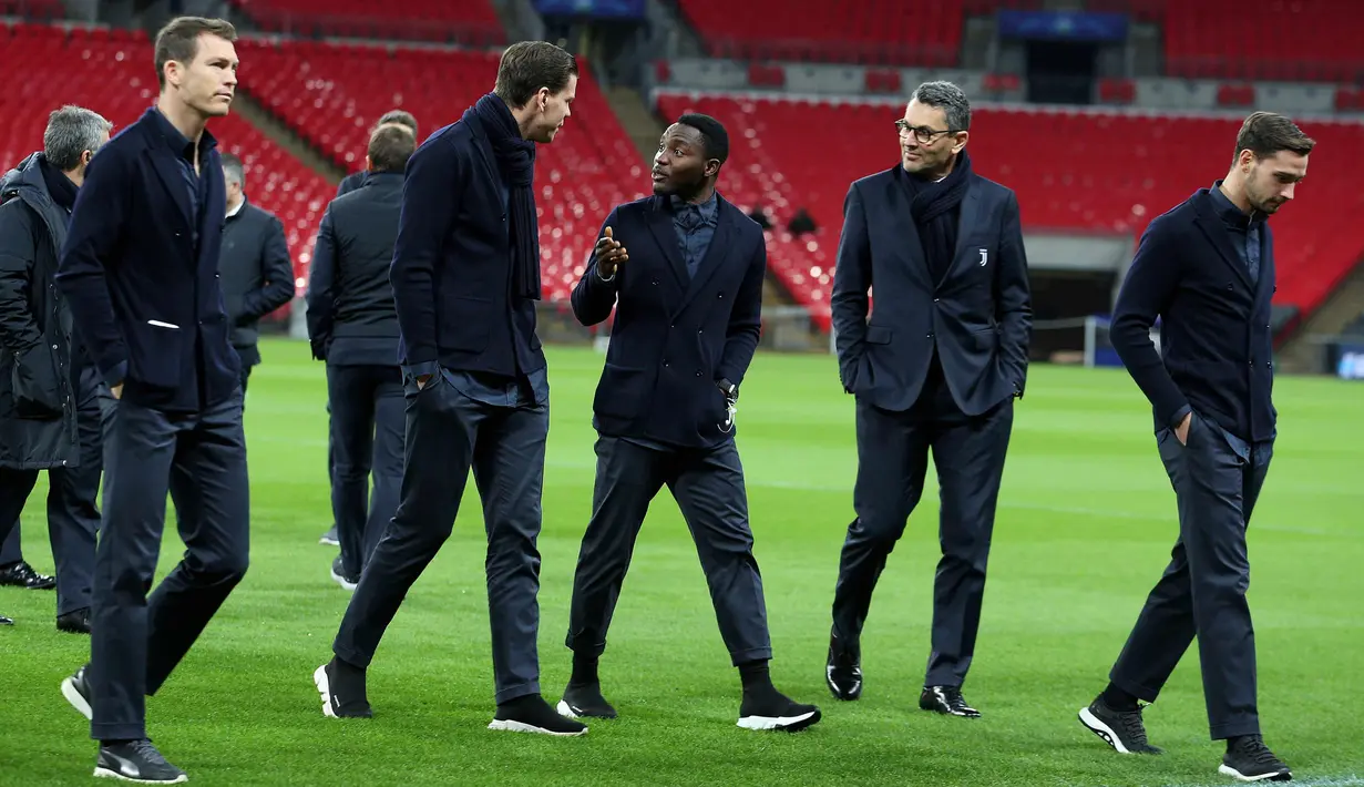 Pemain Juventus, Kwadwo Asamoah (tengah) berbincang dengan kiper Wojciech Szczesny (kedua kiri) di Stadion Wembley, London, (6/3). Juventus akan melawan Tottenham Hotspur pada leg kedua babak 16 besar Liga Champions. (Steven Paston/PA via AP)