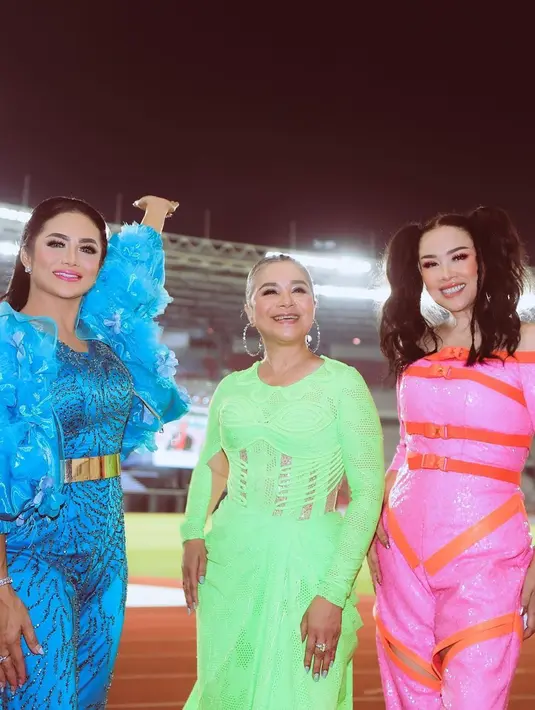 Krisdayanti juga menyebutkan jika 3 Diva telah menjadi bagian dari keluarga. Ia turut mengungkapkan bersama 3 Diva Krisdayanti mengaku banyak belajar mendengar serta menerima dan bukan selalu soal bayaran saat manggung. (Liputan6.com/IG/@krisdayantilemos)