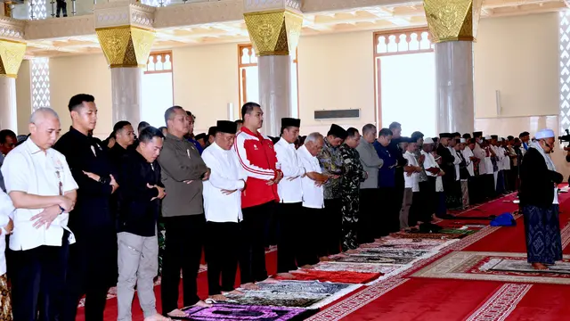 Jokowi Salat Jumat dan Resmikan Masjid Agung Madaniyah di Karanganyar
