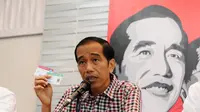 Dalam jumpa pers ini, jOKOWI menunjukkan Kartu Indonesia Sehat dan Kartu Indonesia Pintar yang menjadi andalannya, Bandung, Kamis (3/7/14). (Liputan6.com/Andrian M Tunay)