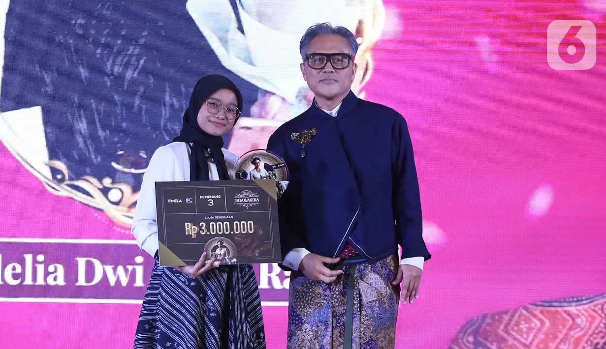 Juara tiga Tata Wastra "Announcement Winner Competition" Adelia Dwi Azkia Rahma saat menerima hadiah dalam acara Cita dan Cipta 2024 yang diadakan Liputan6.com x Fimela di Hotel Shangri-La Jakarta, Rabu (31/7/2024) malam. (Liputan6.com/Angga Yuniar)