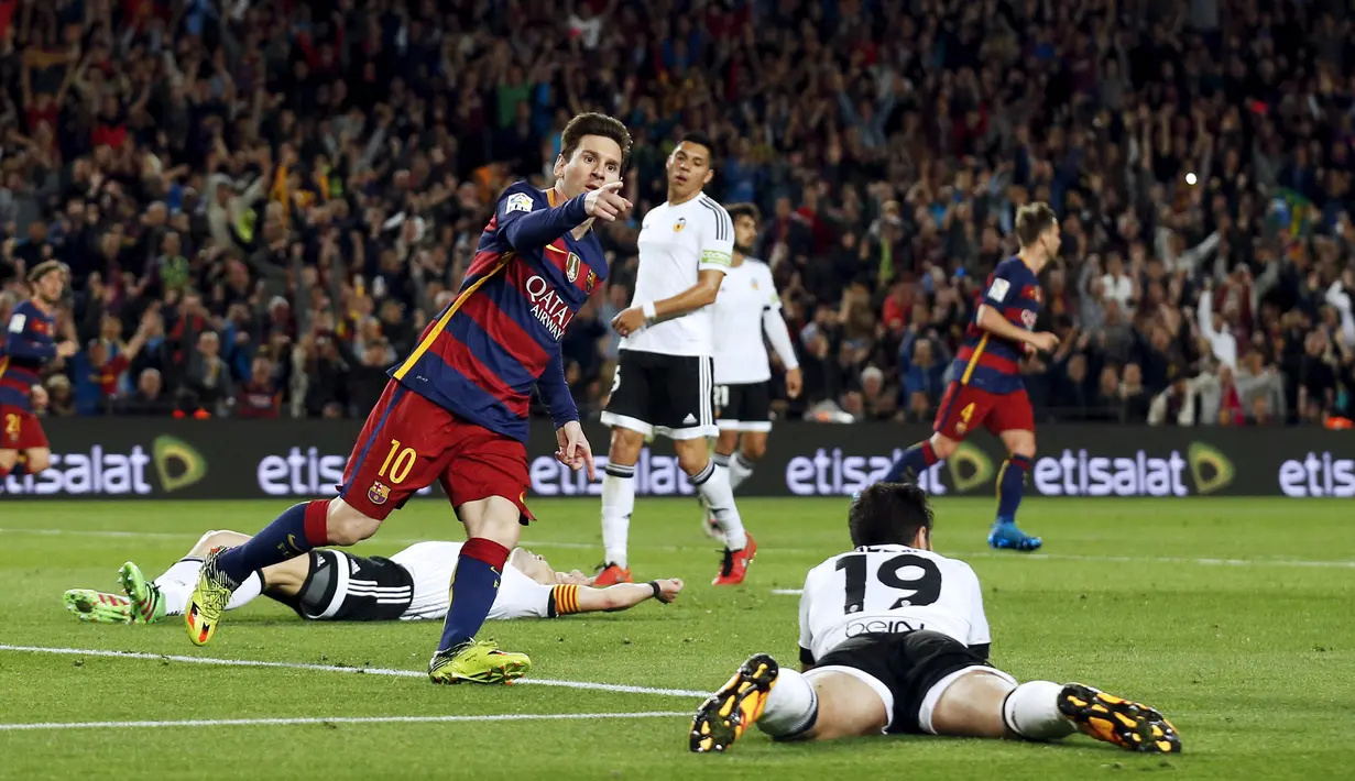 Penyerang Barcelona, Lionel Messi melakukan selebrasi usai mencetak gol kegawang Valencia di pertandingan liga Spanyol di Camp Nou stadium (18/4). Valencia menang atas Barcelona dengan skor 2-1. (REUTERS / Albert Gea)