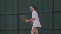 5 Potret Wulan Guritno Main Tenis, Rahasia Tampil Bugar dan Miliki Body Goals (credit: instagram.com/wulanguritno).