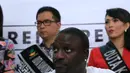 Menteri Sosial, Khofifah Indar Parawansa, menyambut baik program yang dibawa oleh Akon. Menyetujui kesepakatan memberikan penerangan. Satu visi dengan program percepatan elektrifikasi desa yang tengah dicanangkan pemerintah.(Adrian Putra/Bintang.com)