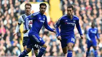 Dua pemain Chelsea, Cesc Fabregas (tengah) dan Eden Hazard (kanan). (AFP/Ben Stansall)