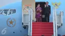 Presiden Jokowi dan Istri melambaikan tangan sebelum memasuki pesawat di Bandara Halim Perdana Kusuma, Jakarta,(24/10/2015). Tujuan utama Jokowi adalah meningkatkan hubungan bilateral, terutama investasi dan perdagangan. (Liputran6.com/Faizal Fanani)