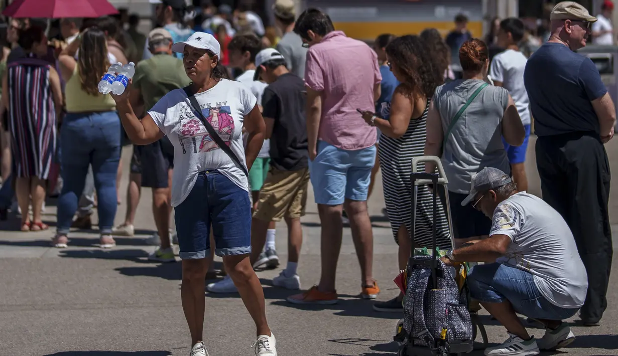 Suhu di Spanyol diperkirakan akan mencapai 44 derajat Celcius minggu ini dan peringatan cuaca Status Merah telah dikeluarkan. (AP Photo/Manu Fernandez)