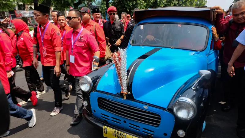 Naik Oplet, Pasangan Pramono Anung dan Rano Karno Bergerak Menuju KPU Jakarta