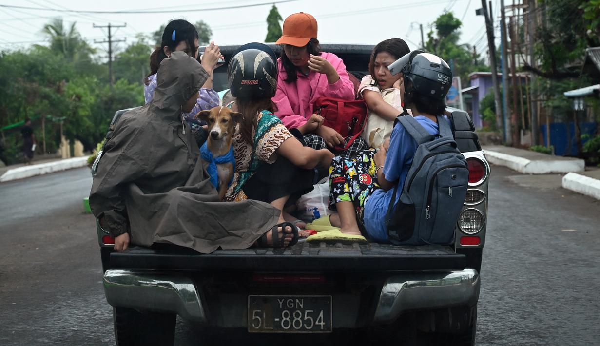 Menjelang kedatangan Mocha, sejumlah lembaga bantuan meningkatkan kesiapsiagaan dan tanggap darurat mereka. (AFP/Sai Aung Main)