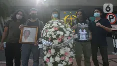 Aktivis melakukan aksi damai dengan membawa karangan bunga di Gedung Kejaksaan Agung RI, Jakarta, Jumat (13/11/2020). Mereka mendatangi Gedung Kejagung yang terbakar dengan membawa karangan bunga dan surat kepada Jaksa Agung. (merdeka.com/Imam Buhori)