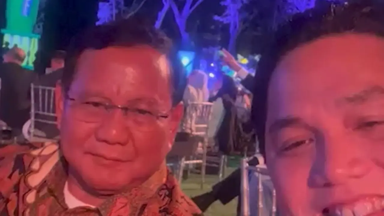 Menteri BUMN Erick Thohir terlihat duduk berdampingan dengan Menteri Pertahanan Prabowo Subianto di momen Gala Dinner KTT ASEAN ke-43.
