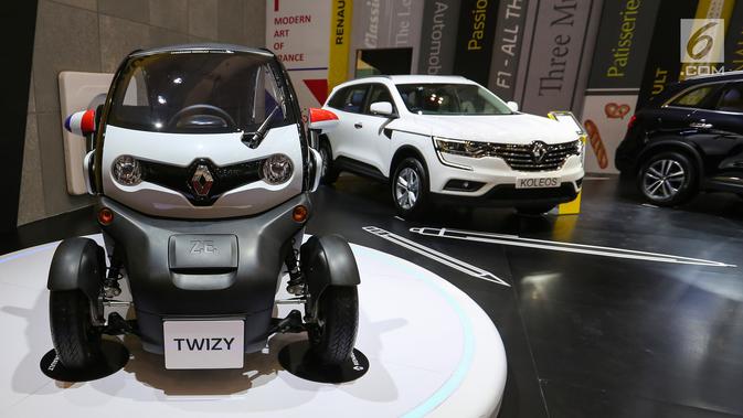 Mobil listrik Renault Twizy dipamerkan dalam GAIKINDO Indonesia International Auto Show (GIIAS) 2019 di ICE BSD, Tangerang, Jumat (19/7/2019). Mobil dengan panjang 2.338 mm dan lebar 1.381 mm ini menggunakan baterai lithium-ion 6,1 kWh yang mampu dikendarai sejauh 100 km. (Liputan6.com/Fery Pradolo)