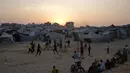 Anak-anak muda Palestina bermain voli di kamp tenda pengungsian di Zawayda, Jalur Gaza tengah, Selasa 4 November 2025. Perang yang berlangsung selama dua tahun lebih, sejak pada 7 Oktober 2023, telah menghancurkan 81% bangunan di Gaza, termasuk rumah sakit, sekolah, tempat penampungan, dan fasilitas penting lainnya. (AP Photo/Abdel Kareem Hana)