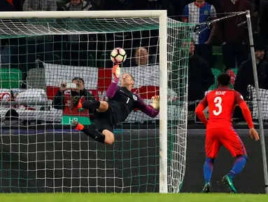 Joe Hart tampil cemerlang saat Inggris meraih hasil imbang saat bersua Slovenia, pada laga lanjutan Grup F Kualifikasi Piala Dunia 2018 zona Eropa, di Stadion Stozice, Ljubljana, Rabu (12/10/2016) dini hari WIB. (Action Images via Reuters/Carl Recine)