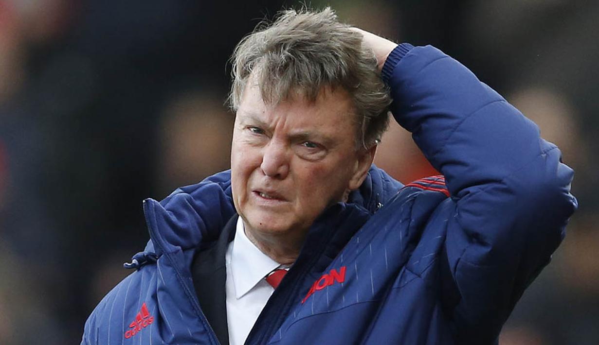 Pelatih Manchester United, Louis van Gaal, tampak kecewa usai takluk 0-2 dari Stoke pada laga Premier League di Stadion Britannia, Inggris, Sabtu (26/12/2015). (Reuters/Carl Recine)