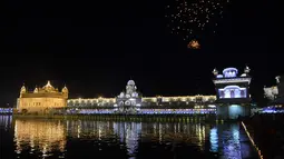 Pemandangan Kuil Emas di Amritsar saat acara peringatan ulang tahun ke 397 Guru Sikh Kesembilan, India (5/4). Mereka memperingati ulang tahun Guru Kesembilan atau Guru Tegh Bahadur. (AFP/Narinder Nanu)