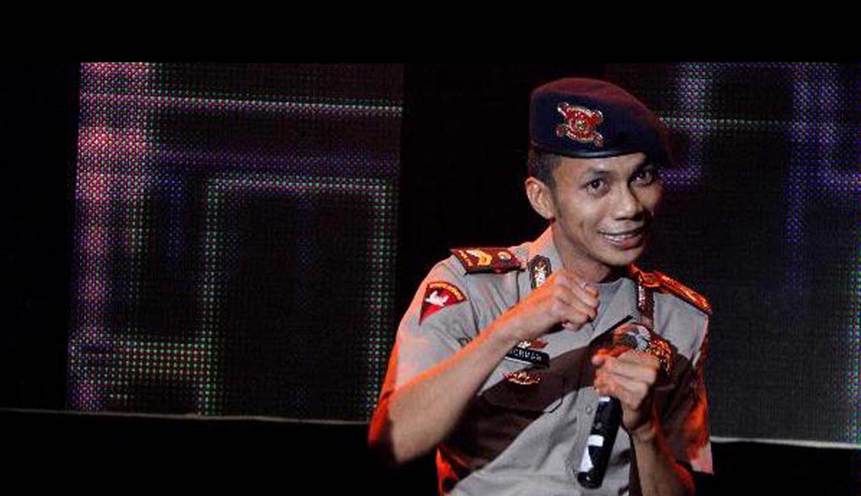 Memutuskan hengkang dari kepolisian untuk menjadi artis, Briptu Norman Kamaru yang menjadi selebriti dadakan karena video lip sync-nya menyanyikan lagu "Chaiyya-Chaiyya" meledak di YouTube, kini dikabarkan menjadi seorang tukang bubur. (Istimewa)