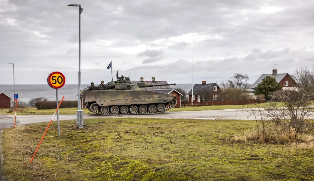 Anggota Resimen Gotland berpatroli menggunakan tank di Visby, utara Gotland, Swedia, 16 Januari 2022. Seorang kepala militer Swedia mengatakan bahwa mereka melihat peningkatan aktivitas Rusia di Laut Baltik yang membuat mereka meningkatkan kesiapannya. (Karl Melander/TT News Agency via AP)