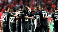 Pemain Manchester United melakukan selebrasi seusai laga lanjutan kualifikasi grup A Liga Champions di Estadio Da Luz, Rabu (18/10). MU berhasil memetik kemenangan tipis 1-0 di markas Benfica. (AP/Armando Franca)