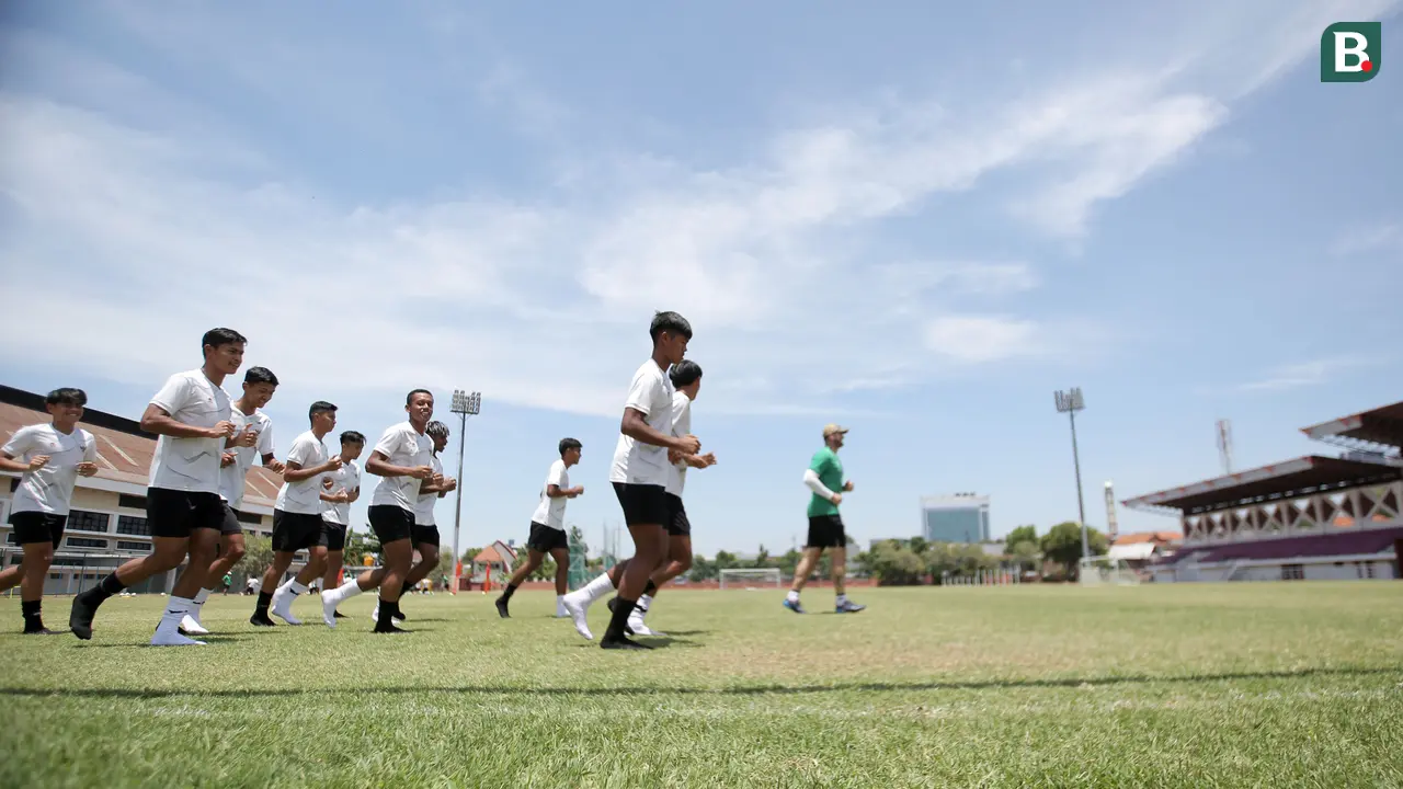 Foto: Timnas Indonesia U-20 Latihan Dibawah Sinar Terik, Marselino Ferdinan Kena Tendang Shin Tae-yong
