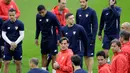 Pelatih Sevilla, Vincenzo Montella (tengah) berbincang dengan pemainnya di stadion Allianz Arena di Munich, Jerman, (10/4). Pada pertemuan pertama Sevilla kalah 2-1 atas Munchen di kandangnya sendiri. (AP Photo/Matthias Schrader)