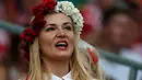 Suporter wanita bersorak saat pertandingan grup H Piala Dunia 2018 antara Polandia melawan Senegal di Stadion Spartak di Moskow, Rusia (19/6). Dalam pertandingan ini Polandia takluk atas Senegal 2-1. (AP Photo/Darko Vojinovic)