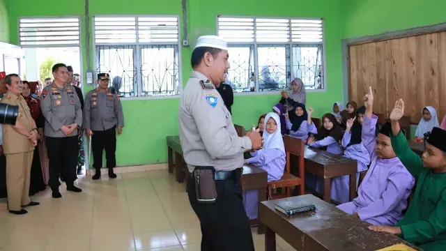 Aiptu Mustakim saat menjadi guru ngaji di TPQ Kota Dumai.
