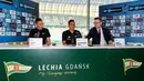 Pesepak bola Indonesia, Egy Maulana jumpa pers saat diperkenalkan sebagai pemain baru Lechia Gdansk di Stadion Energa Gdańsk, Polandia, Minggu (11/3/2018). Dirinya dikontrak Lechia Gdansk selama tiga musim. (Lechia Gdansk)