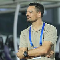 Pelatih Persita, Carlos Gonzales Pena usai memimpin laga melawan Dewa United pada lanjutan BRI Super League 2025/2026 di Stadion Indomilk Arena, Tangerang, Banten, Kamis (26/2/2026). (Bola.com/M Iqbal Ichsan)