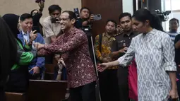 Ketika ditanya majelis hakim terkait kesehatannya, Nadiem Makarim sempat menyatakan masih membutuhkan perawatan medis selama lima hari ke depan akibat reinfeksi luka pasca-operasi. Tampak dalam foto, mantan Menteri Pendidikan, Kebudayaan, Riset dan Teknologi (Mendikbudristek), Nadiem Makarim (tengah) sesaat sebelum menjalani persidangan lanjutan di Pengadilan Tindak Pidana Korupsi Jakarta (Tipikor) Jakarta, Senin (2/2/2026). (Kapanlagi.com/Budy Santoso)