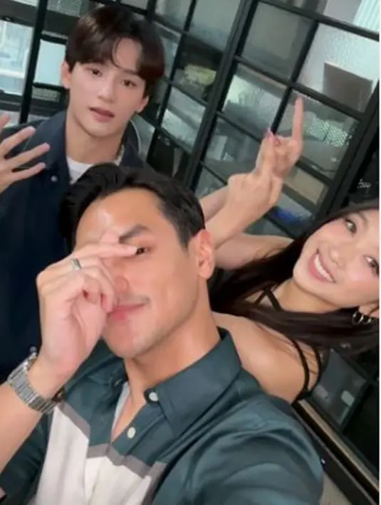 Penampilan bintang lainnya selama gelaran tur itu juga mengejutkan fans Afgan, sekaligus menambah spektakulernya suasana panggung. Di antaranya Minji, anggota Secret Number, yang diketahui datang menemani Dita yang akan duet bareng Afgan. Serta ada Zayyan dari boygrup Xodiac. (Liputan6.com/IG/@afgan__)