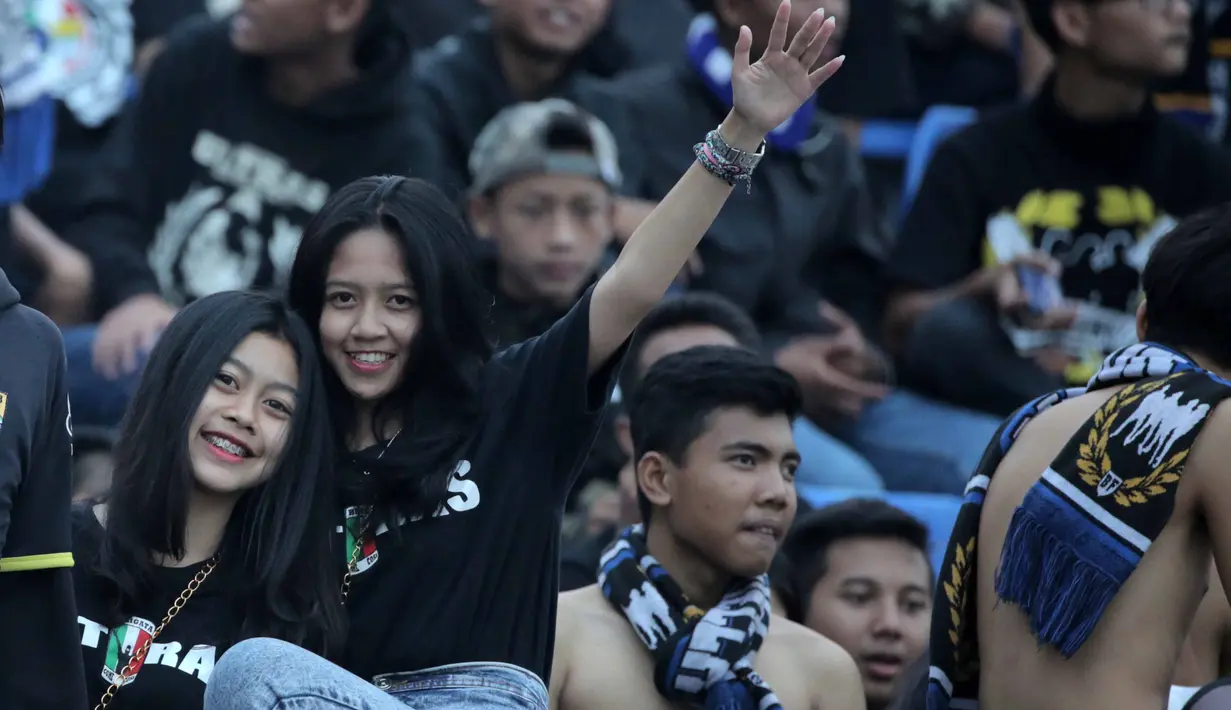 Aksi Supoeter Wanita saat mendukung tim kesayanngya Persib Bandung di Stadion Si Jalak Harupat, Bandung, Sabtu (24/10/2015). (Bola.com / Nicklas Hanoatubun)