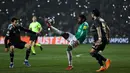 The Magpies tampil mendominasi permainan sejak babak pertama pertandingan yang berlangsung di Tofiq Bahramov Republican Stadium, Baku, Azerbaijan. (AFP/Giorgi Arjevandize)