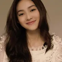 Natasha Wilona kerap membagikan OOTDnya di akun Instagram pribadi, ia pun tampil dengan berbagai gaya pakaian dan mengenakan item fashion dari yang mahal hingga terjangkau. Seperti apa penampilannya? Yuk intip. @natashawilona12