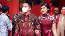 Kebersamaan pasangan yang baru menikah ini pun menajdi sorotan. Terlebih, Erina juga terlihat menggandeng mesra sang suami saat memasuki area acara. (Liputan6.com/IG/@erinagudono)