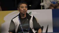 Pelatih Tunggal putra India, Mulyo Handoyo menyaksikan pertandingan antara Prannoy H.S melawan Chen Longa pada laga Indonesia Open 2017 di JCC, Kamis, (15/6/2017). (Bola.com/M Iqbal Ichsan)