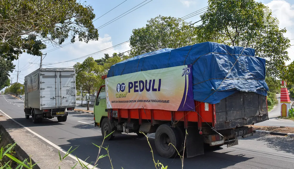 Sejumlah truk mendistribusikan bantuan berupa paket sembako, obat-obatan, perlengkapan bayi hingga air kemasan di wilayah Lombok Utara, NTB (21/8). Bantuan OT Peduli bertujuan untuk meringankan warga korban gempa. (Liputan6.com/HO/Iwan)