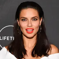 Adriana Lima menjaga keperawanannya hingga ia menikah. Model Victoria's Secret ini ingin kekasihnya menghormati keinginannya jika benar-benar mencintainya. (DIA DIPASUPIL / GETTY IMAGES NORTH AMERICA / AFP)